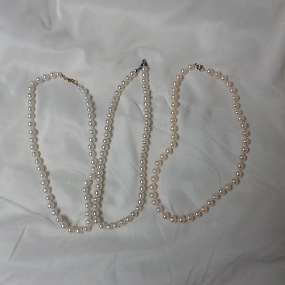 EUC vintage pearl necklace 18 inches of charm and grace - Picture 3 of 4